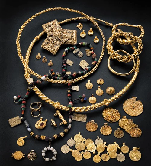 Vikingr Hoenskatten Exhibit at Museum of Cultural HIstory Ove Holst Norwegian Jewelry Blog.jpg