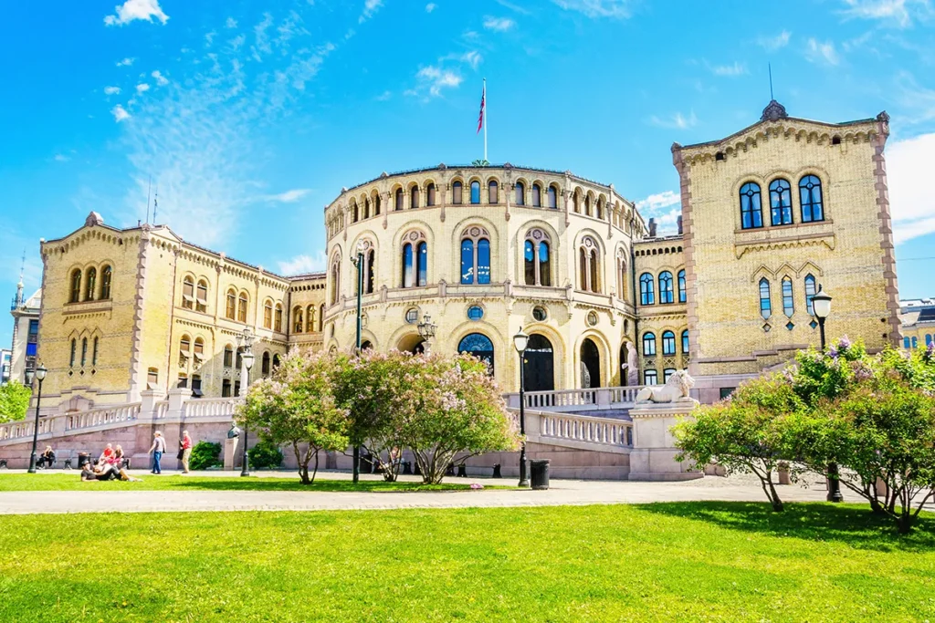 hop-on-hop-off-sightseeing-tour-bus-oslo-attractions-stortinget